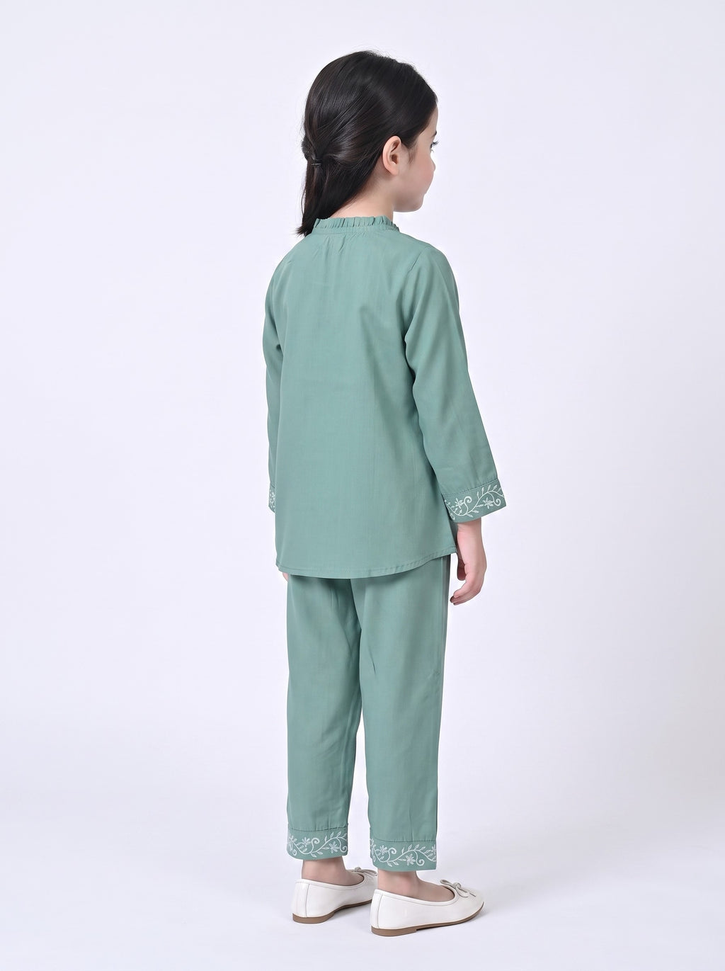 Bella Moda Girls Embroidered Kurta with Straight Pants Ethnic Co-Ord Set- JUETH795X
