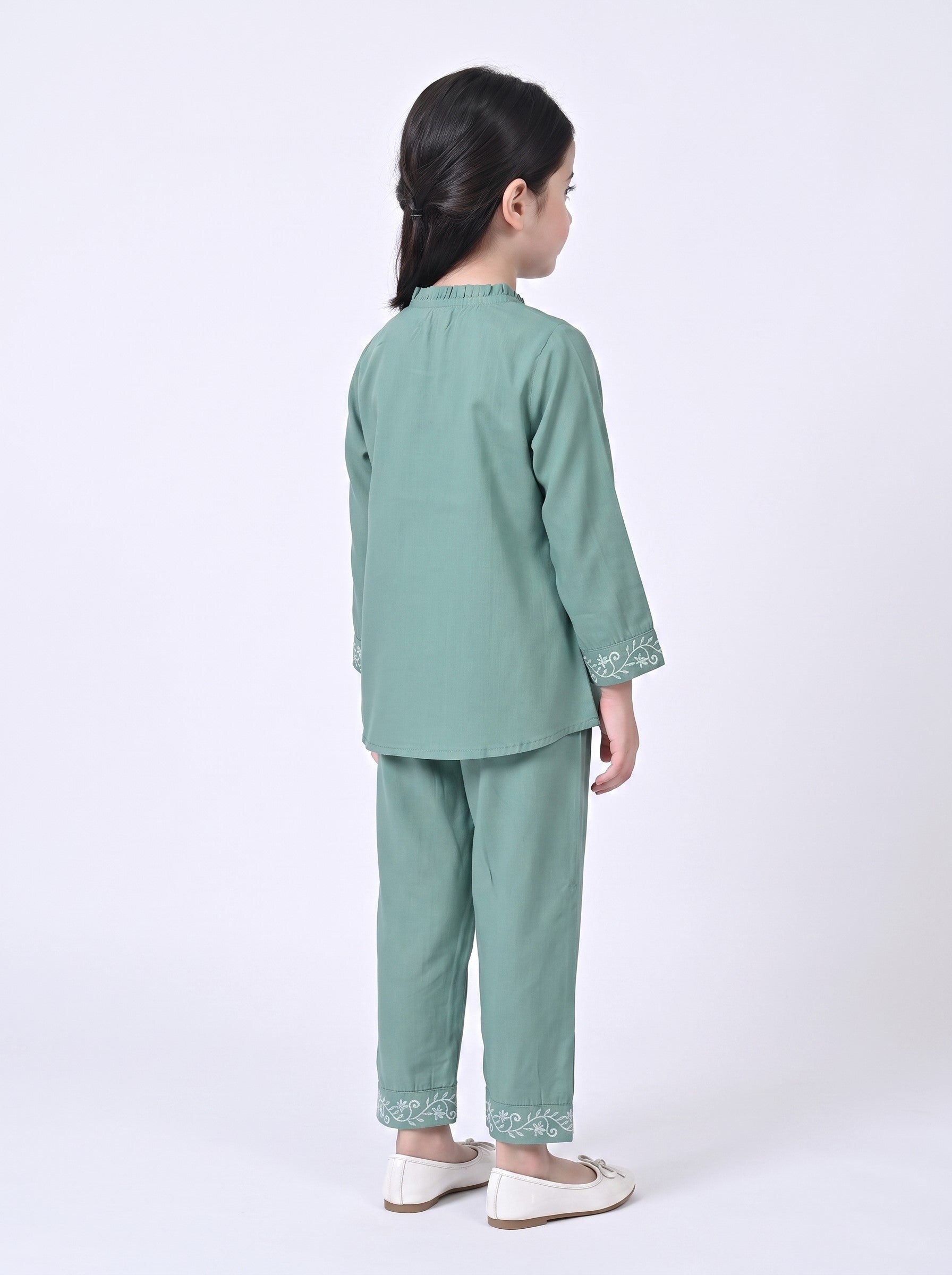 Bella Moda Girls Embroidered Kurta with Straight Pants Ethnic Co-Ord Set- JUETH795X