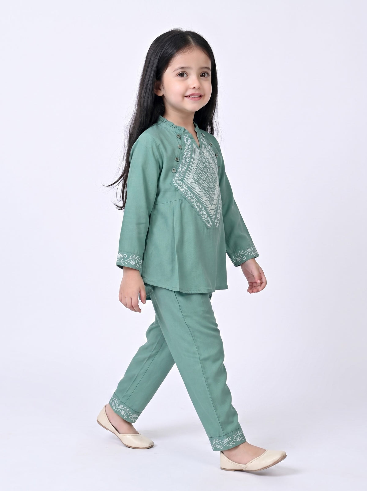 Bella Moda Girls Embroidered Kurta with Straight Pants Ethnic Co-Ord Set- JUETH795X