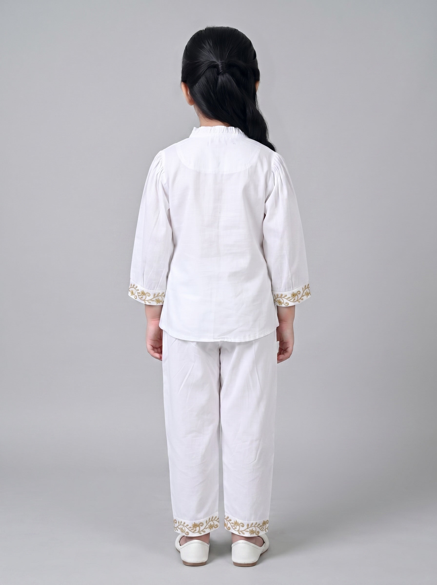 Bella Moda Girls Embroidered Kurta with Straight Pants Ethnic Co-Ord Set- JUETH796X