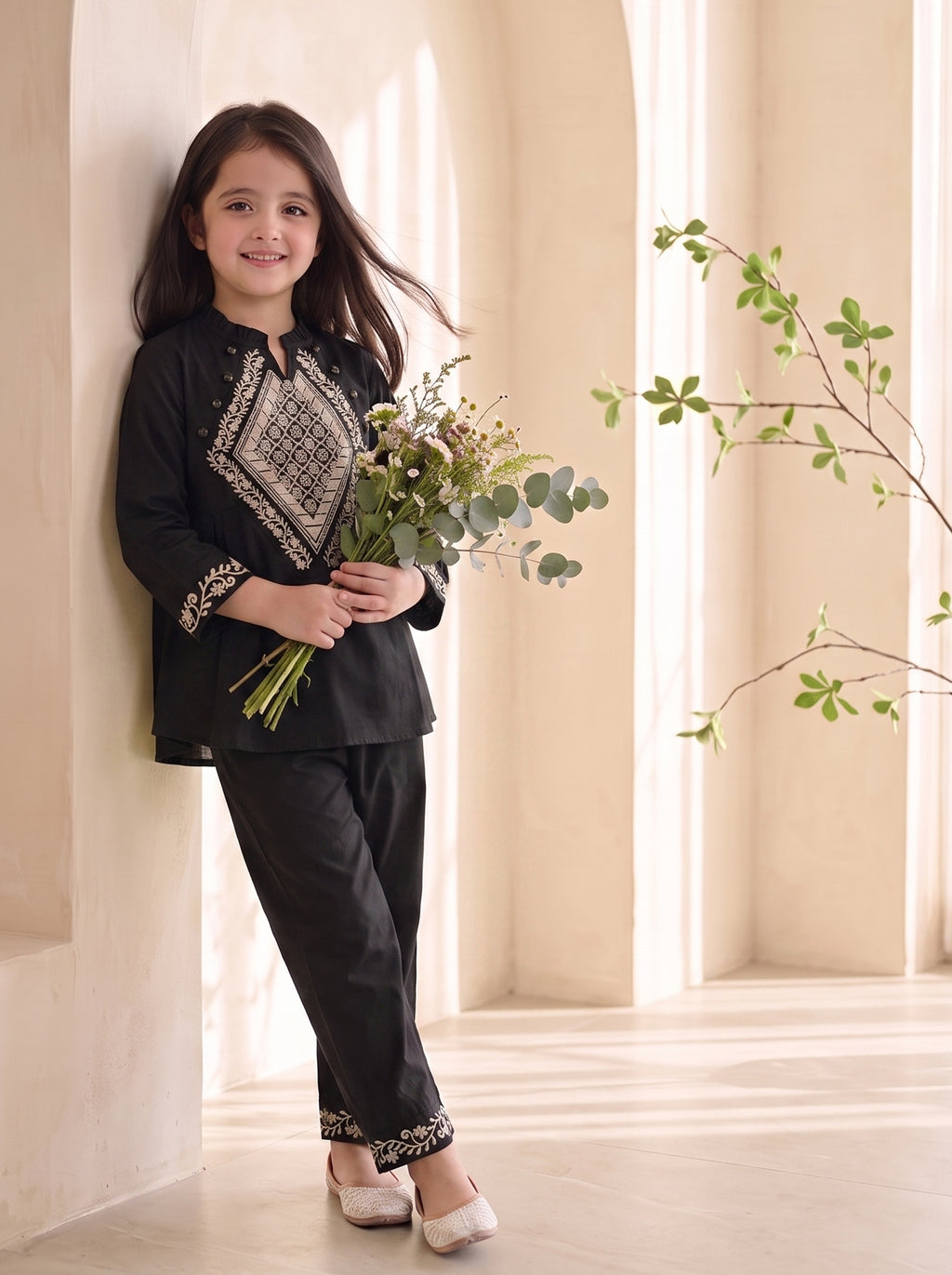 Bella Moda Girls Embroidered Kurta with Straight Pants Ethnic Co-Ord Set- JUETH798X