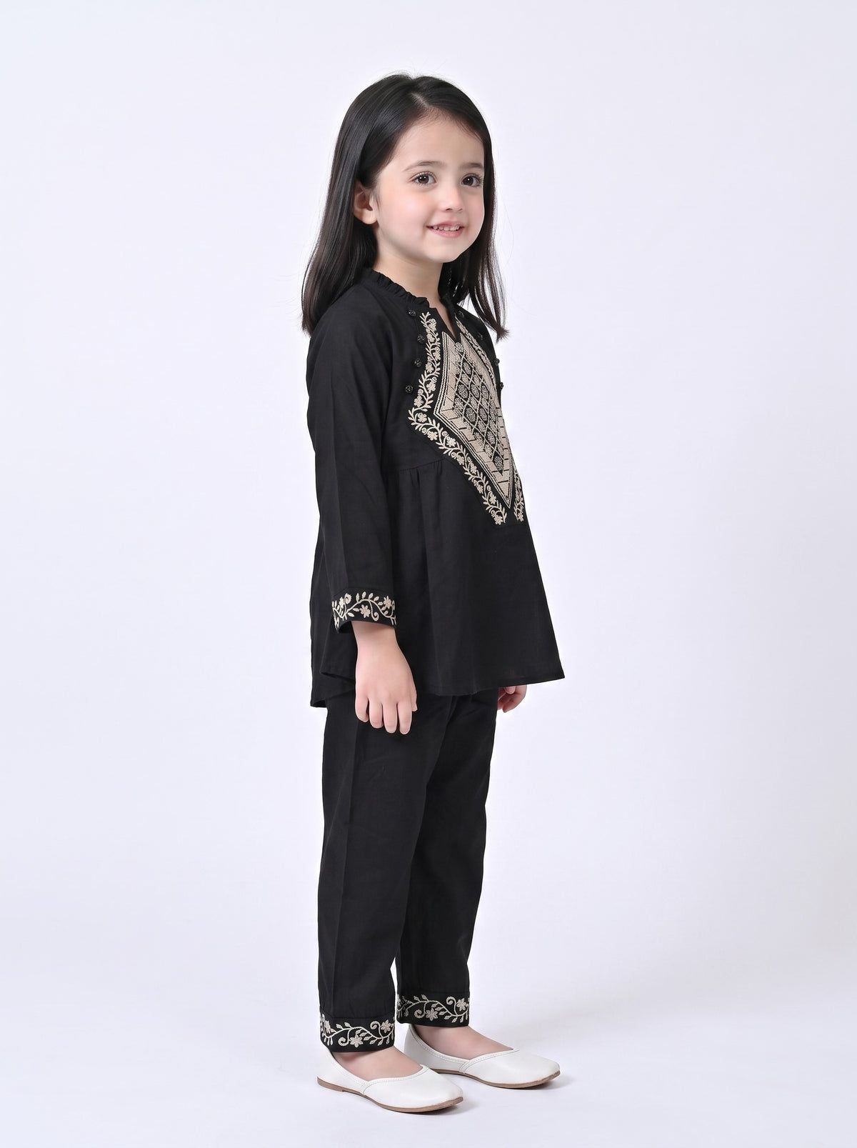 Bella Moda Girls Embroidered Kurta with Straight Pants Ethnic Co-Ord Set- JUETH798X