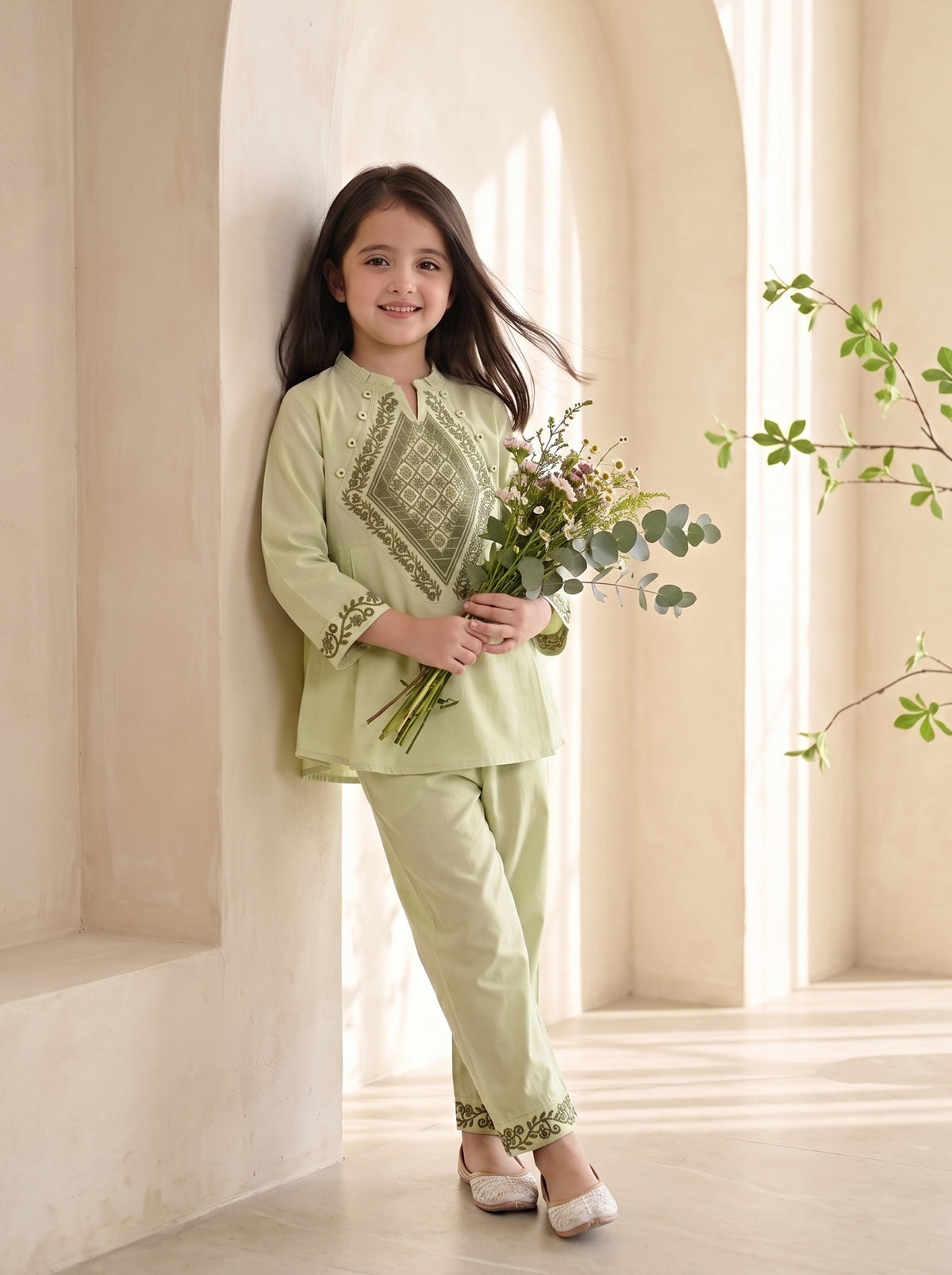 Bella Moda Girls Embroidered Kurta with Straight Pants Ethnic Co-Ord Set- JUETH799X