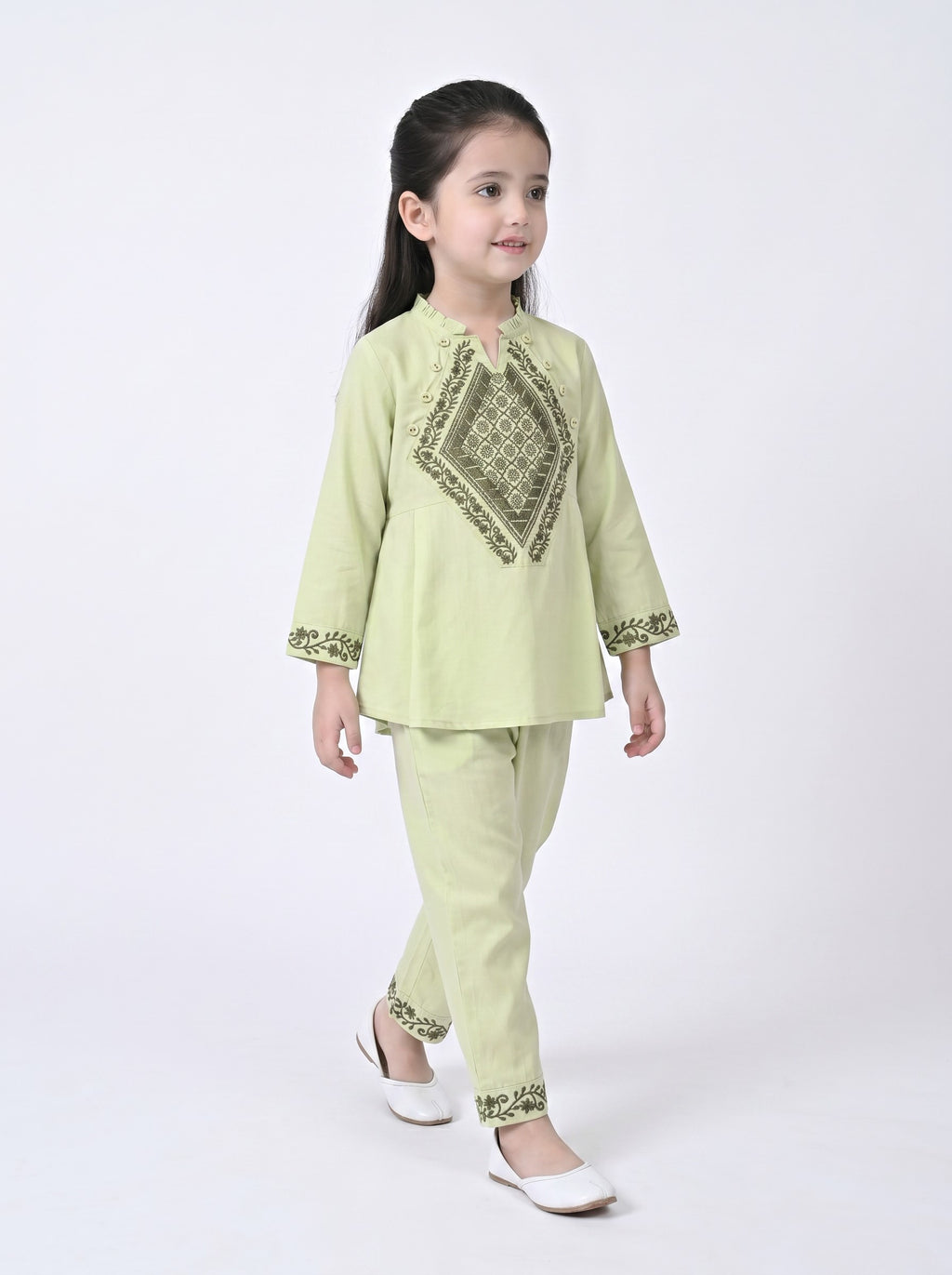 Bella Moda Girls Embroidered Kurta with Straight Pants Ethnic Co-Ord Set- JUETH799X