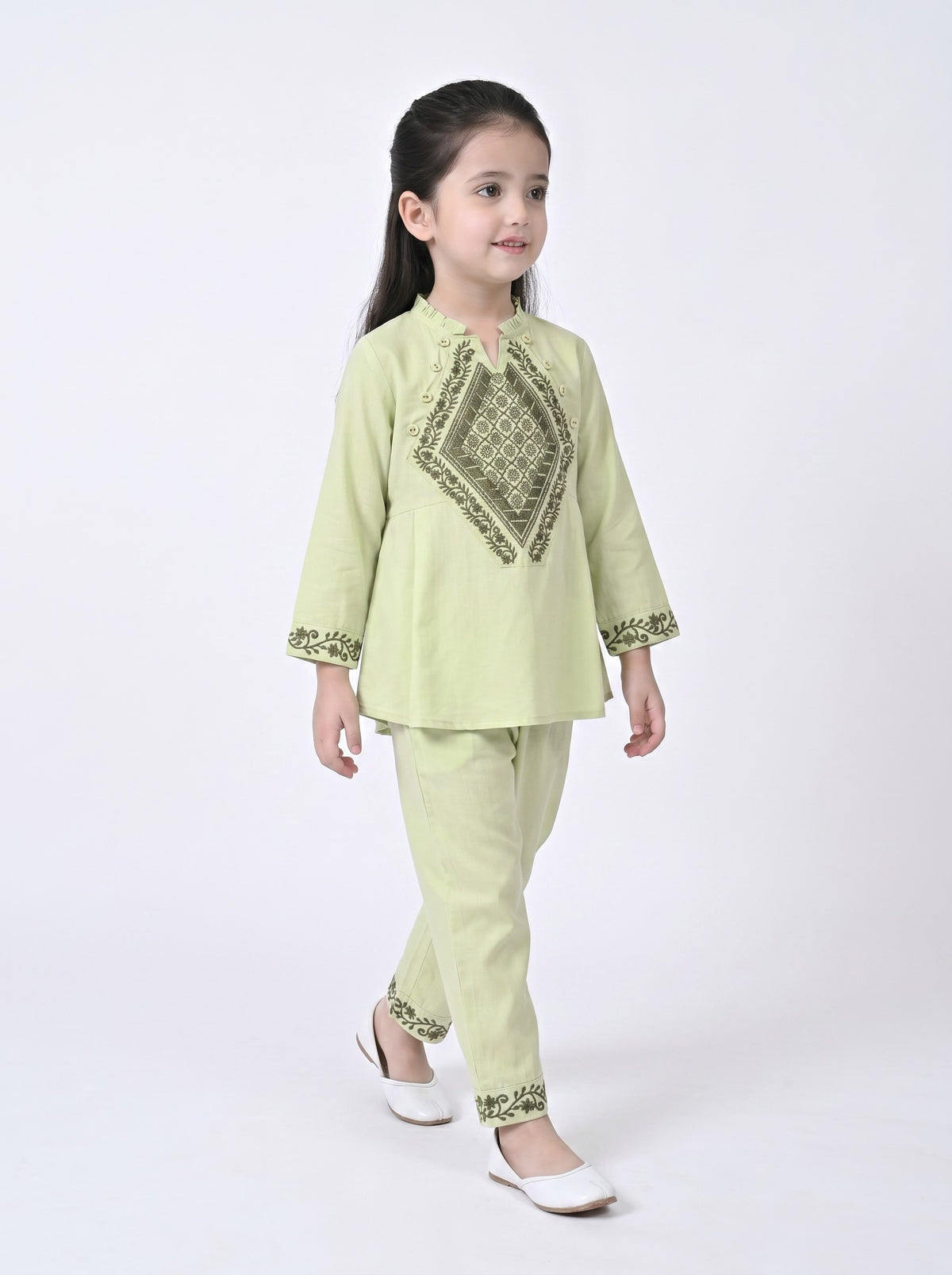 Bella Moda Girls Embroidered Kurta with Straight Pants Ethnic Co-Ord Set- JUETH799X