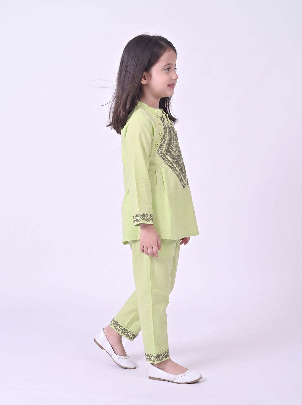 Bella Moda Girls Embroidered Kurta with Straight Pants Ethnic Co-Ord Set- JUETH799X